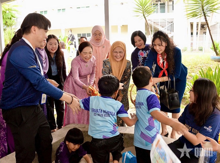 Phu nhân Chủ tịch Quốc hội thăm trẻ tự kỷ, làm đồ thủ công tại Malaysia Phu nhân Chủ tịch Quốc hội thăm trẻ tự kỷ, làm đồ thủ công tại Malaysia