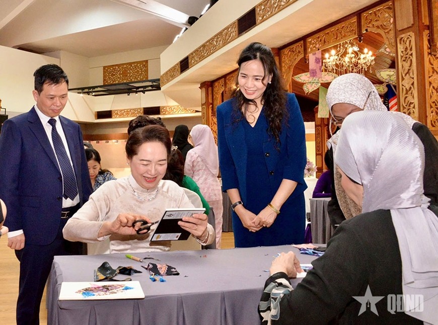 Phu nhân Chủ tịch Quốc hội thăm trẻ tự kỷ, làm đồ thủ công tại Malaysia Phu nhân Chủ tịch Quốc hội thăm trẻ tự kỷ, làm đồ thủ công tại Malaysia