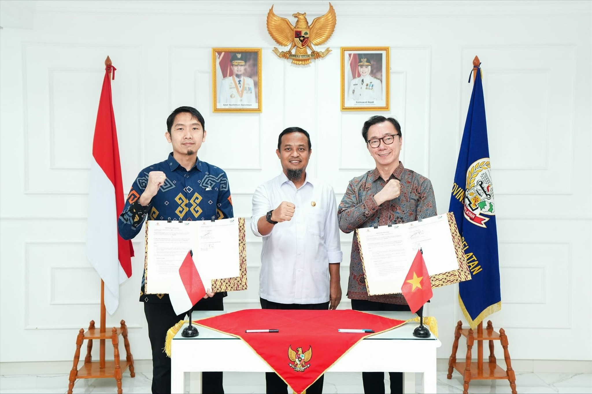 Chú thích ảnh: Lễ ký kết hợp tác có sự tham dự của ông Andi Sudirman Sulaiman, Thống đốc tỉnh Nam Sulawesi (đứng giữa), và các lãnh đạo cấp cao của hai doanh nghiệp. Chú thích ảnh: Lễ ký kết hợp tác có sự tham dự của ông Andi Sudirman Sulaiman, Thống đốc tỉnh Nam Sulawesi (đứng giữa), và các lãnh đạo cấp cao của hai doanh nghiệp.