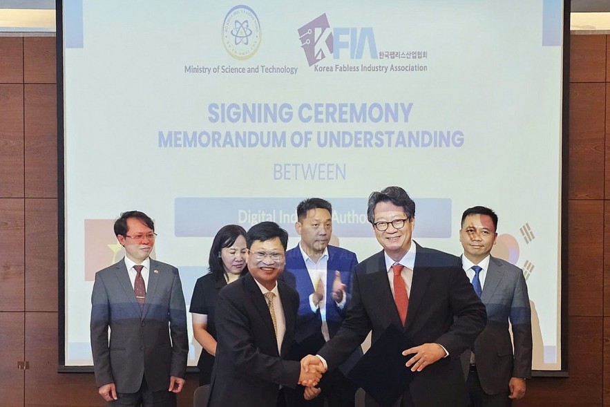 Nguyen Khac Lich, Director of the Department of IT Industry under the Ministry of Science and Technology of Vietnam, and Wang Sung Ho, Vice Chairman of the Korea Fabless Industry Association (KFIA), sign the memorandum of understanding. Photo: MOST