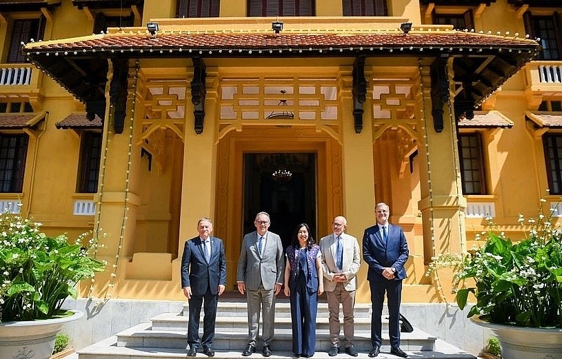 Deputy Foreign Minister Le Thi Thu Hang and the delegation of the France – Vietnam Parliamentary Friendship Group in the French Senate (Photo: Ministry of Foreign Affairs of Vietnam)