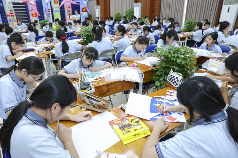 The drawing contest attracted thousands of children participating right at the launching event. (Photo: Dinh Hoa). The drawing contest attracted thousands of children participating right at the launching event. (Photo: Dinh Hoa).