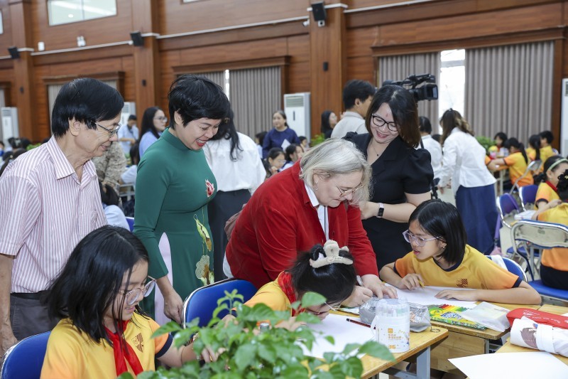 “Green Living” does not stop at big initiatives but begins with small choices. (Photo: Dinh Hoa). “Green Living” does not stop at big initiatives but begins with small choices. (Photo: Dinh Hoa).
