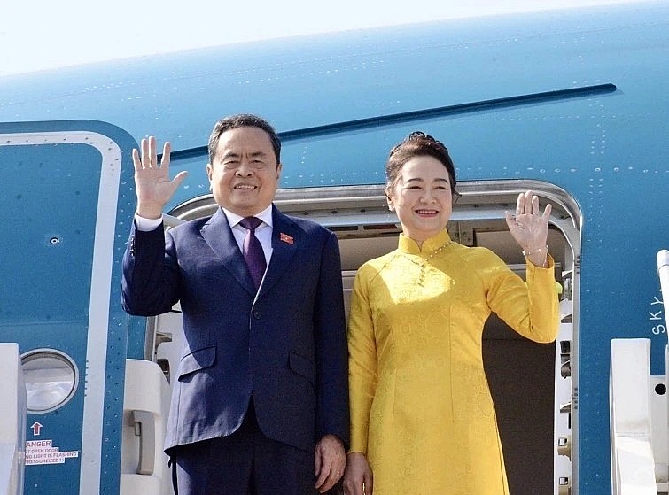 NA Chairman Tran Thanh Man and his spouse board the plane, leaving Kuala Lumpur NA Chairman Tran Thanh Man and his spouse board the plane, leaving Kuala Lumpur