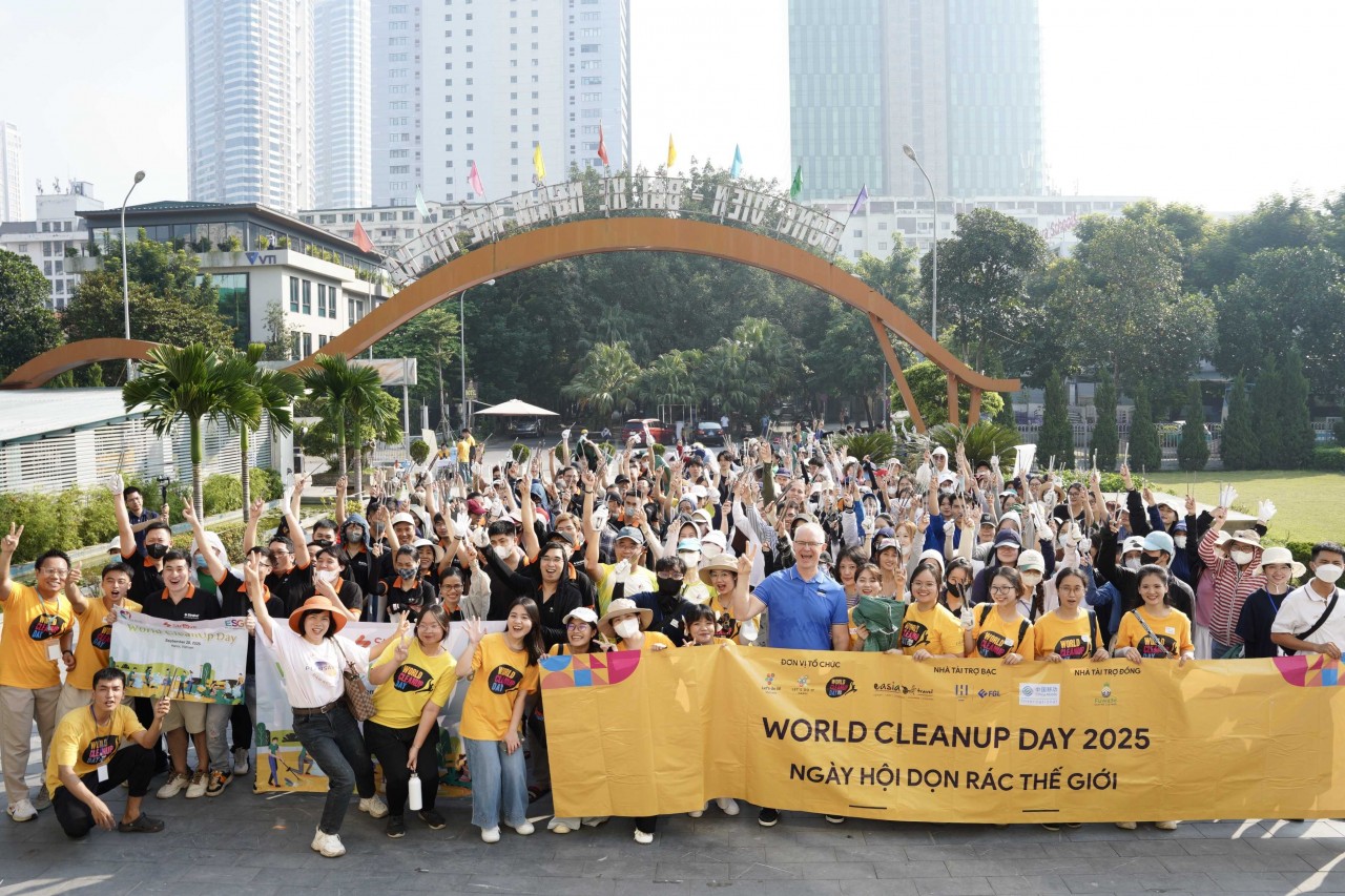More than 300 volunteers took part in the “World Cleanup Day 2025” event along Pham Hung Street (Me Tri Ward, Hanoi). More than 300 volunteers took part in the “World Cleanup Day 2025” event along Pham Hung Street (Me Tri Ward, Hanoi).