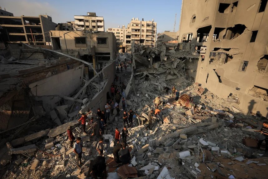 Người dân Palestine kiểm tra hiện trường sau cuộc không kích của Israel phá hủy tòa tháp dân cư Al-Jundi al-Majhoul, Thành phố Gaza, ngày 15/9/2025. (Ảnh: Reuters) Người dân Palestine kiểm tra hiện trường sau cuộc không kích của Israel phá hủy tòa tháp dân cư Al-Jundi al-Majhoul, Thành phố Gaza, ngày 15/9/2025. (Ảnh: Reuters)