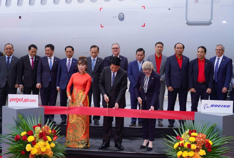 Lễ bàn giao tàu bay 737-8 đầu tiên giữa Boeing và Vietjet với sự chứng kiến của Chủ tịch nước Lương Cường tại Seattle, Hoa Kỳ Lễ bàn giao tàu bay 737-8 đầu tiên giữa Boeing và Vietjet với sự chứng kiến của Chủ tịch nước Lương Cường tại Seattle, Hoa Kỳ