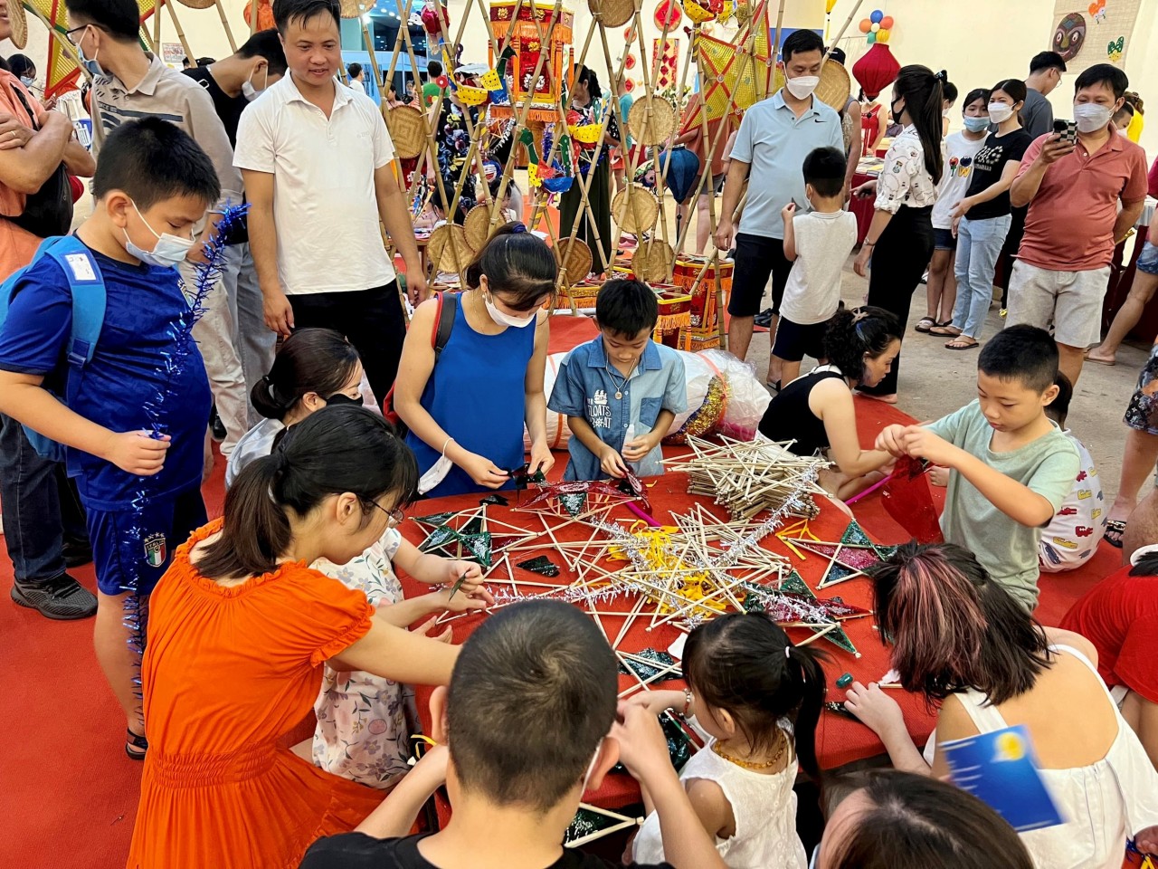 Children take part in a hands-on activity making star-shaped lanterns. (Photo: Organizing Committee)