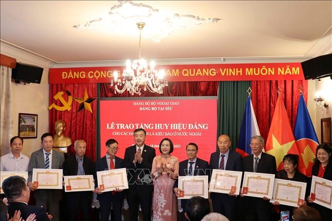 Vice Chairwoman Nguyen Thi Thanh attended the ceremony presenting 55-, 50-, 45-, 40-, and 30-year Party membership badges to 11 overseas Party members. (Photo: Viet Dung/VNA) Vice Chairwoman Nguyen Thi Thanh attended the ceremony presenting 55-, 50-, 45-, 40-, and 30-year Party membership badges to 11 overseas Party members. (Photo: Viet Dung/VNA)