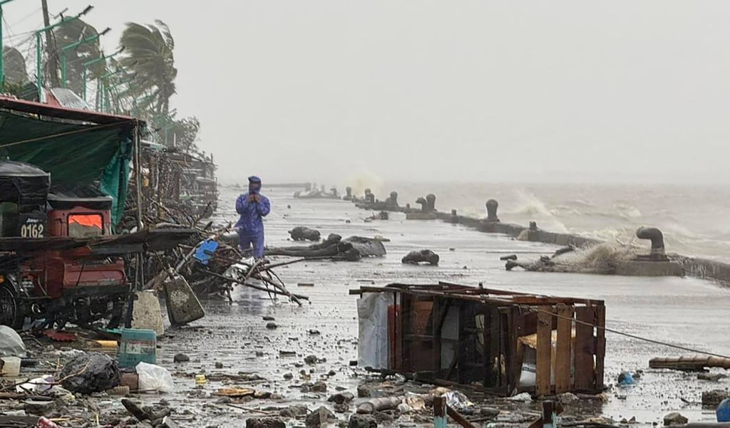 siêu bão Ragasa gây ra ở thị trấn Aparri, tỉnh Cagayan, Philippines ngày 22/9. Ảnh: AFP siêu bão Ragasa gây ra ở thị trấn Aparri, tỉnh Cagayan, Philippines ngày 22/9. Ảnh: AFP