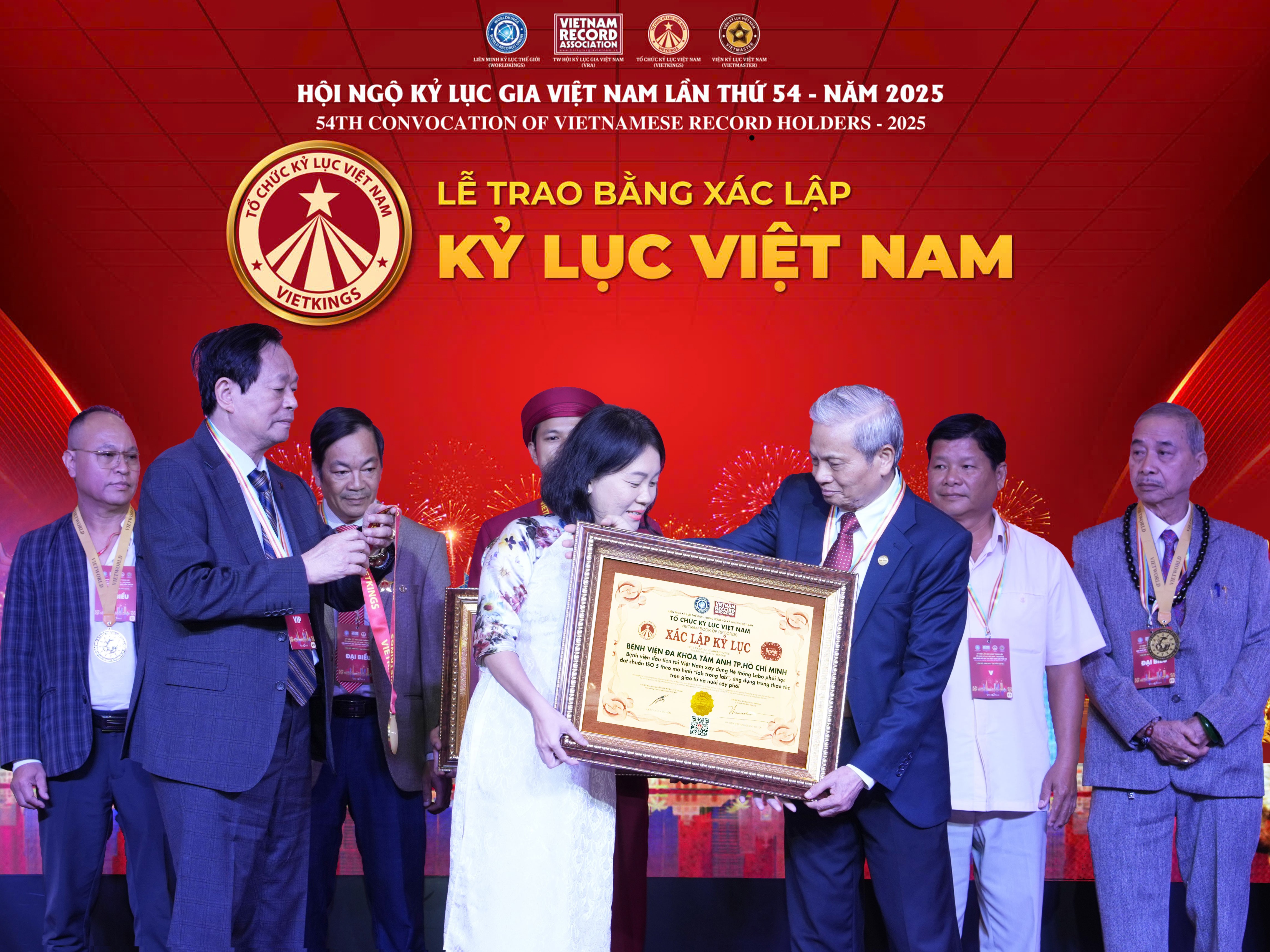 ThS Nguyễn Ngọc Quỳnh, Trưởng Lab - Trung tâm Hỗ trợ sinh sản, Bệnh viện Đa khoa Tâm Anh TP. HCM đại diện nhận bằng Kỷ lục Việt Nam. Ảnh: Thanh Luận. ThS Nguyễn Ngọc Quỳnh, Trưởng Lab - Trung tâm Hỗ trợ sinh sản, Bệnh viện Đa khoa Tâm Anh TP. HCM đại diện nhận bằng Kỷ lục Việt Nam. Ảnh: Thanh Luận.
