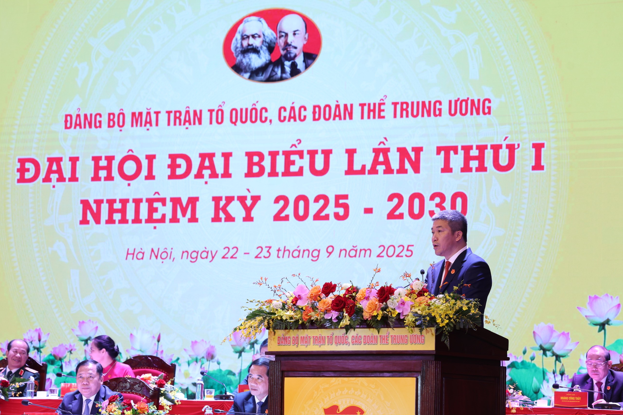 6 trọng tâm để Mặt trận thực sự là ngôi nhà chung của nhân dân 6 trọng tâm để Mặt trận thực sự là ngôi nhà chung của nhân dân