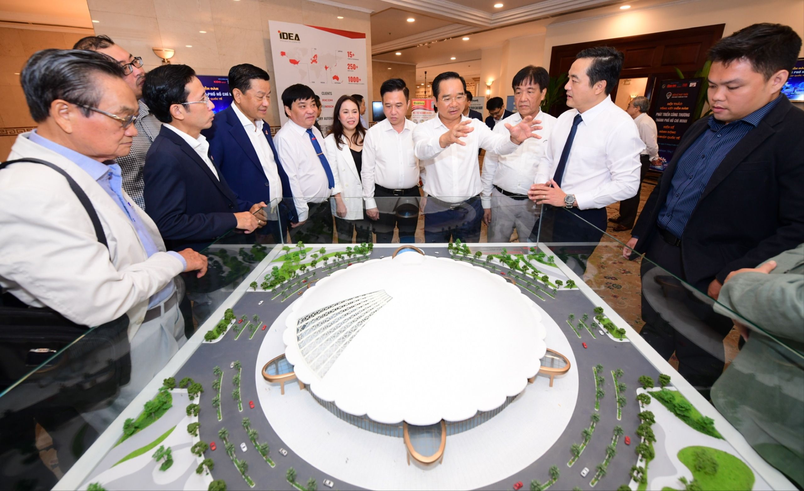 Chủ tịch UBND TP.HCM Nguyễn Văn Được trò chuyện cùng các chuyên gia trước thềm hội thảo (Ảnh: BTC Chủ tịch UBND TP.HCM Nguyễn Văn Được trò chuyện cùng các chuyên gia trước thềm hội thảo (Ảnh: BTC