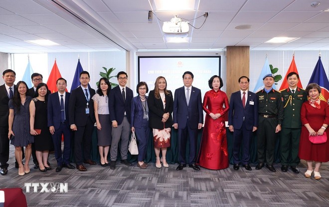 Chủ tịch nước gặp mặt cán bộ, nhân viên, đại diện cộng đồng người Việt Nam tại Hoa Kỳ Chủ tịch nước gặp mặt cán bộ, nhân viên, đại diện cộng đồng người Việt Nam tại Hoa Kỳ