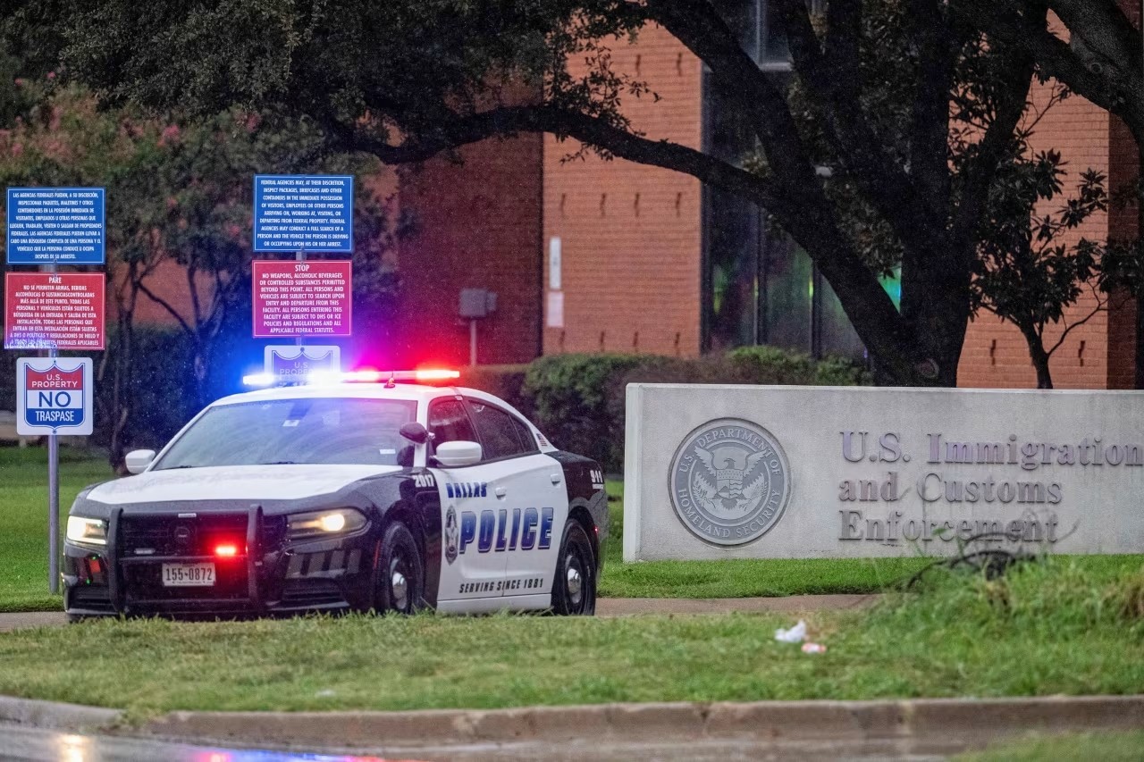 Xe cảnh sát bên ngoài Văn phòng Thực thi Di trú và Hải quan Mỹ (ICE) ở Dallas, ngày 24/9. Ảnh: Reuters Xe cảnh sát bên ngoài Văn phòng Thực thi Di trú và Hải quan Mỹ (ICE) ở Dallas, ngày 24/9. Ảnh: Reuters
