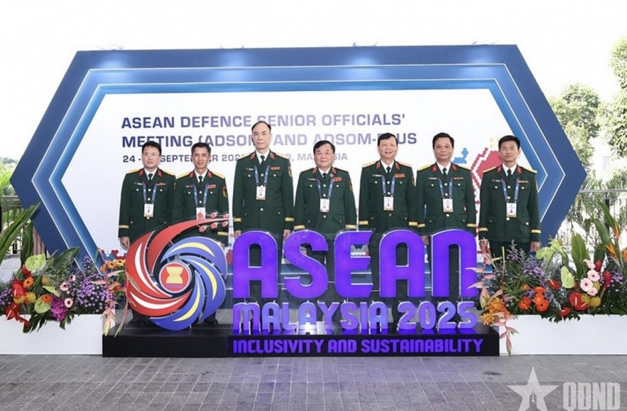 The Vietnamese delegation at the the ASEAN Defence Senior Officials’ Meeting (ADSOM) held in Johor, Malaysia, on September 24. (Photo: qdnd.vn) The Vietnamese delegation at the the ASEAN Defence Senior Officials’ Meeting (ADSOM) held in Johor, Malaysia, on September 24. (Photo: qdnd.vn)