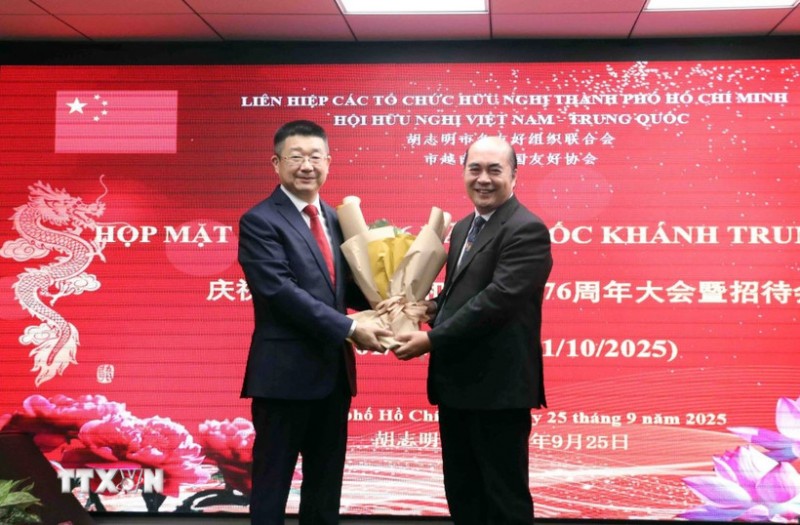 Ông Hồ Xuân Lâm (phải), Phó Chủ tịch, Tổng thư ký Liên hiệp các tổ chức hữu nghị Thành phố chúc mừng ông Đường Lập, Tổng lãnh sự Trung Quốc tại Thành phố Hồ Chí Minh tại buổi gặp mặt. (Ảnh: Xuân Khu/TTXVN)
