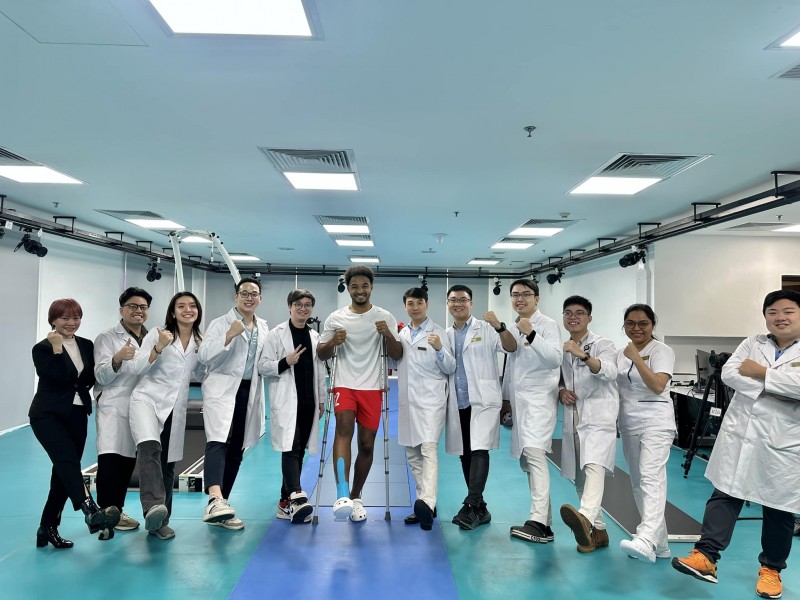Ảnh 2: Nụ cười rạng rỡ Nguyễn Xuân Son cùng các bác sĩ Vinmec trong những ngày phục hồi chức năng Ảnh 2: Nụ cười rạng rỡ Nguyễn Xuân Son cùng các bác sĩ Vinmec trong những ngày phục hồi chức năng