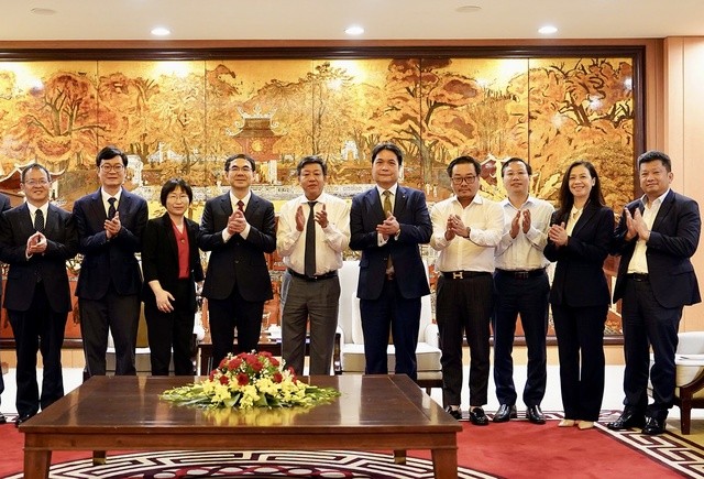 Các đại biểu tham dự buổi làm việc chụp ảnh lưu niệm. (Ảnh: T.L) Các đại biểu tham dự buổi làm việc chụp ảnh lưu niệm. (Ảnh: T.L)