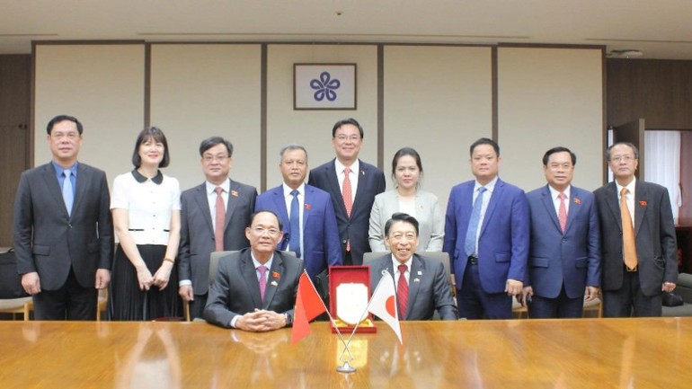 Đoàn Việt Nam chụp ảnh lưu niệm với đại diện lãnh đạo tỉnh Fukuoka. (Ảnh: VOV) Đoàn Việt Nam chụp ảnh lưu niệm với đại diện lãnh đạo tỉnh Fukuoka. (Ảnh: VOV)