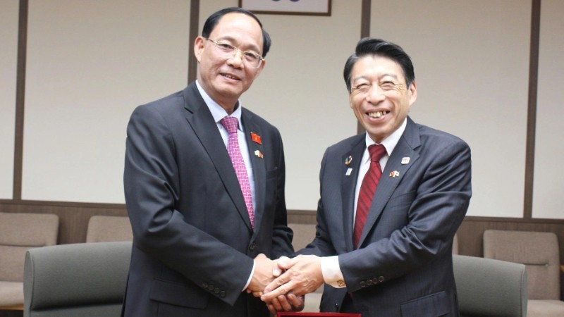 Phó Chủ tịch Quốc hội Trần Quang Phương (trái) và Thống đốc tỉnh Fukuoka Hattori Seitaro. (Ảnh: VOV) Phó Chủ tịch Quốc hội Trần Quang Phương (trái) và Thống đốc tỉnh Fukuoka Hattori Seitaro. (Ảnh: VOV)