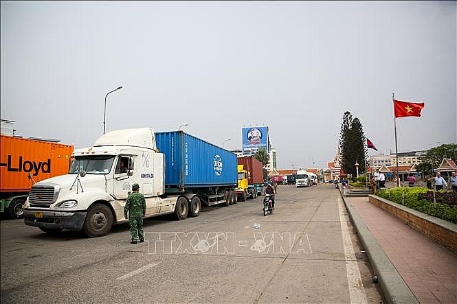 Bustling trade activities along the Vietnam–Cambodia border are contributing to the goal of raising bilateral trade turnover to 20 billion USD. (Photo: VNA) Bustling trade activities along the Vietnam–Cambodia border are contributing to the goal of raising bilateral trade turnover to 20 billion USD. (Photo: VNA)