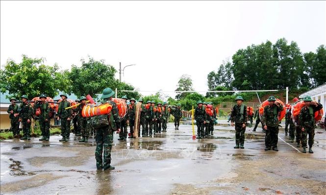Trung đoàn bộ binh 996, Bộ Chỉ huy Quân sự tỉnh Quảng Trị triển khai công tác chuẩn bị phòng, chống bão số 10. Ảnh: TTXVN phát Trung đoàn bộ binh 996, Bộ Chỉ huy Quân sự tỉnh Quảng Trị triển khai công tác chuẩn bị phòng, chống bão số 10. Ảnh: TTXVN phát