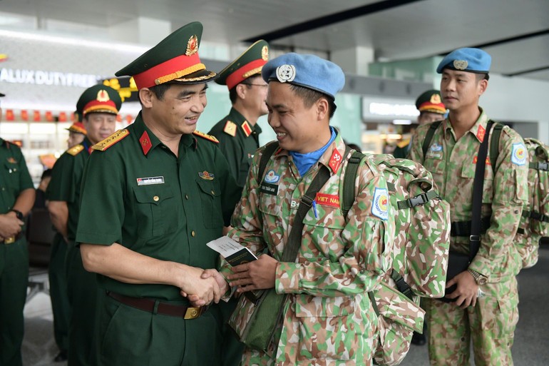 Các cán bộ, nhân viên lên đường làm nhiệm vụ gìn giữ hòa bình Liên hợp quốc tại Khu vực Abyei (Phái bộ UNISFA). Các cán bộ, nhân viên lên đường làm nhiệm vụ gìn giữ hòa bình Liên hợp quốc tại Khu vực Abyei (Phái bộ UNISFA).