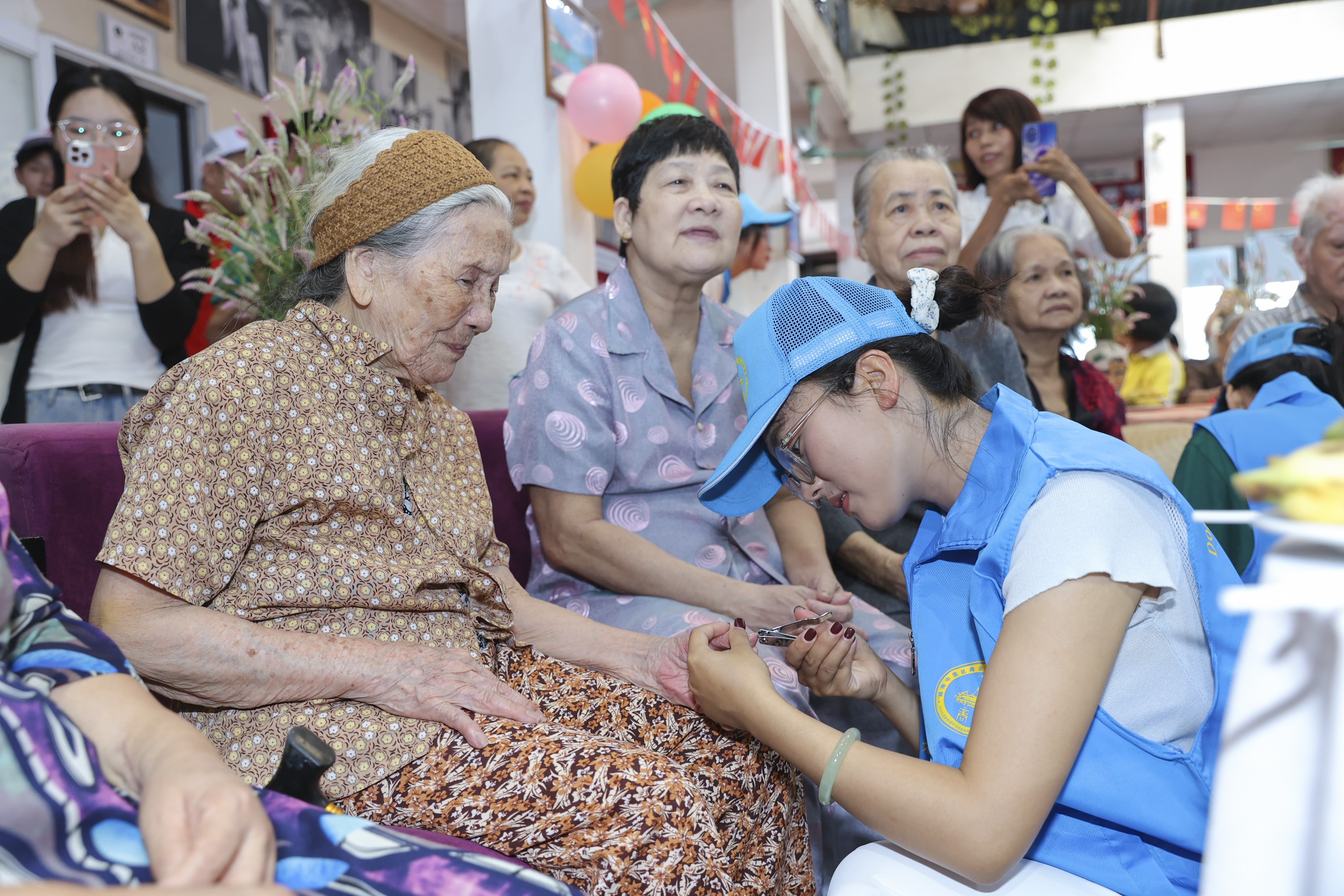 Nhóm thiện nguyện Trung Quốc cùng người già Việt Nam vui trung thu Nhóm thiện nguyện Trung Quốc cùng người già Việt Nam vui trung thu