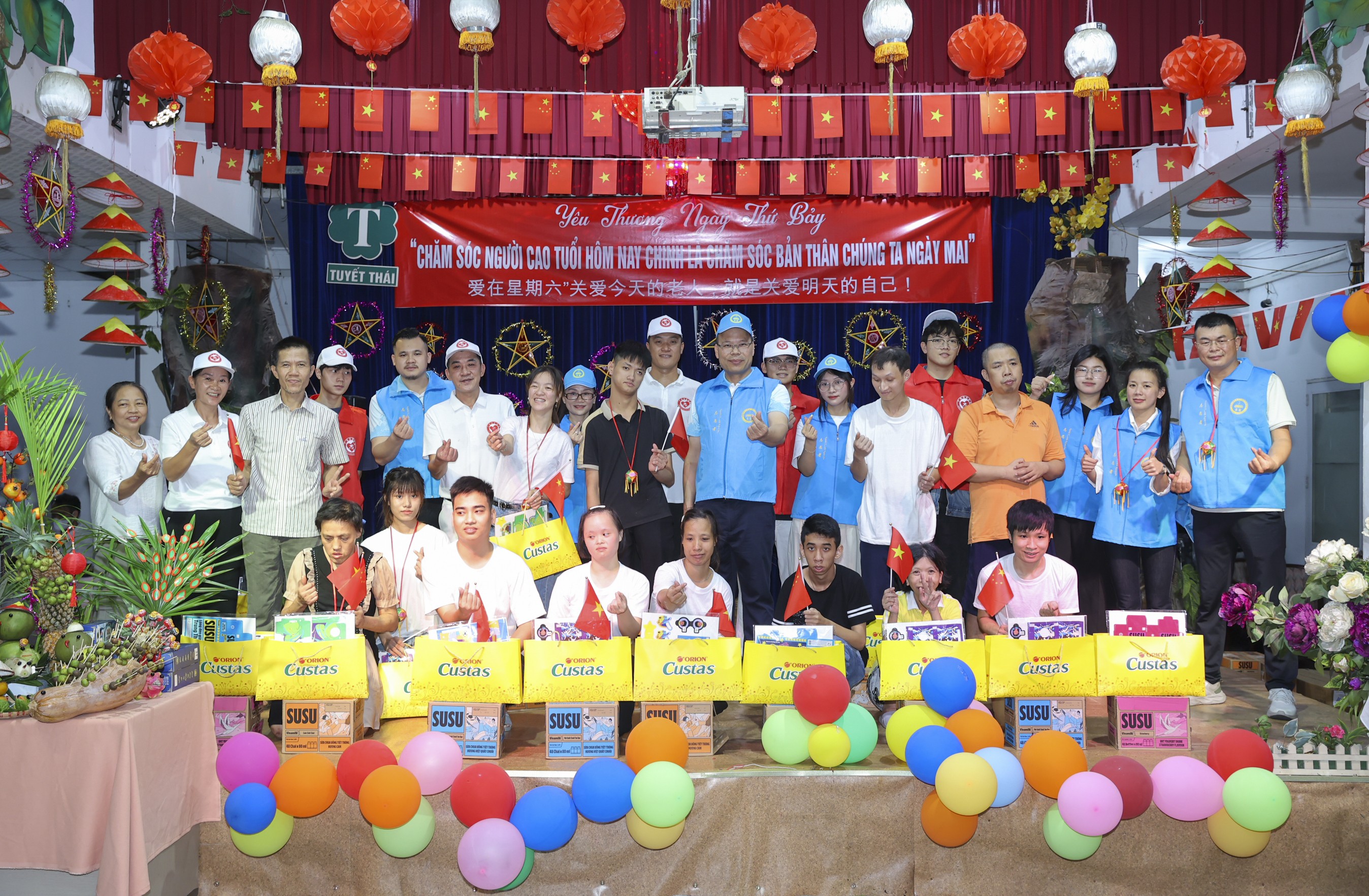 Nhóm thiện nguyện Trung Quốc cùng người già Việt Nam vui trung thu Nhóm thiện nguyện Trung Quốc cùng người già Việt Nam vui trung thu