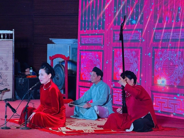 Khai mạc Liên hoan Ca trù Hà Nội lần thứ 4: Gìn giữ di sản trong dòng chảy đương đại Khai mạc Liên hoan Ca trù Hà Nội lần thứ 4: Gìn giữ di sản trong dòng chảy đương đại