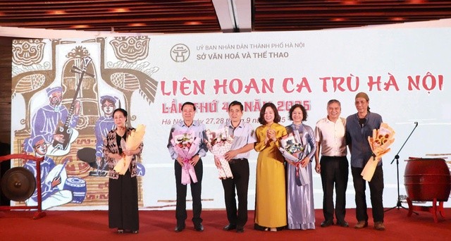 Khai mạc Liên hoan Ca trù Hà Nội lần thứ 4: Gìn giữ di sản trong dòng chảy đương đại Khai mạc Liên hoan Ca trù Hà Nội lần thứ 4: Gìn giữ di sản trong dòng chảy đương đại