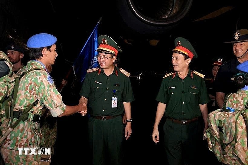 Major General Pham Manh Thang, Director General of the Vietnam Department of Peacekeeping Operations, welcomes members of Level-2 Field Hospital Rotation 6 upon their return to Hanoi. (Photo: VNA) Major General Pham Manh Thang, Director General of the Vietnam Department of Peacekeeping Operations, welcomes members of Level-2 Field Hospital Rotation 6 upon their return to Hanoi. (Photo: VNA)