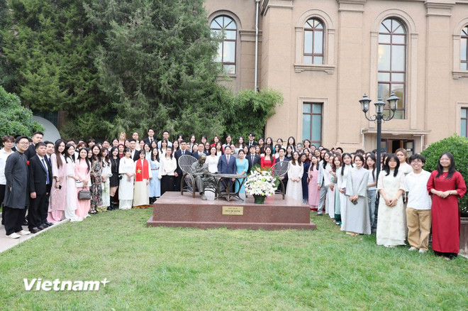 Cán bộ Đại sứ quán, đại diện cộng đồng và doanh nghiệp Việt Nam tại Bắc Kinh cùng các tân lưu học sinh tại Bắc Kinh dâng hoa tại tượng đài Bác Hồ trong khuôn viên Đại sứ quán. (Ảnh: Công Tuyên/TTXVN) vnp-du-hoc-sinh-viet-tai-bac-kinh-3.jpg