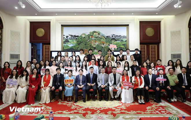 Đại sứ Việt Nam tại Trung Quốc Phạm Thanh Bình cùng cán bộ Đại sứ quán chụp ảnh chung với các tân lưu học sinh tại Bắc Kinh. (Ảnh: Công Tuyên/TTXVN) vnp-du-hoc-sinh-viet-tai-bac-kinh-4.jpg