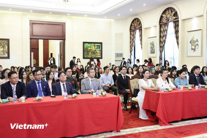 Đại sứ Việt Nam tại Trung Quốc Phạm Thanh Bình cùng các cán bộ Đại sứ quán, đại diện cộng đồng và doanh nghiệp Việt Nam tại Trung Quốc tham dự chương trình. (Ảnh: Công Tuyên/TTXVN) vnp-du-hoc-sinh-viet-tai-bac-kinh-5.jpg