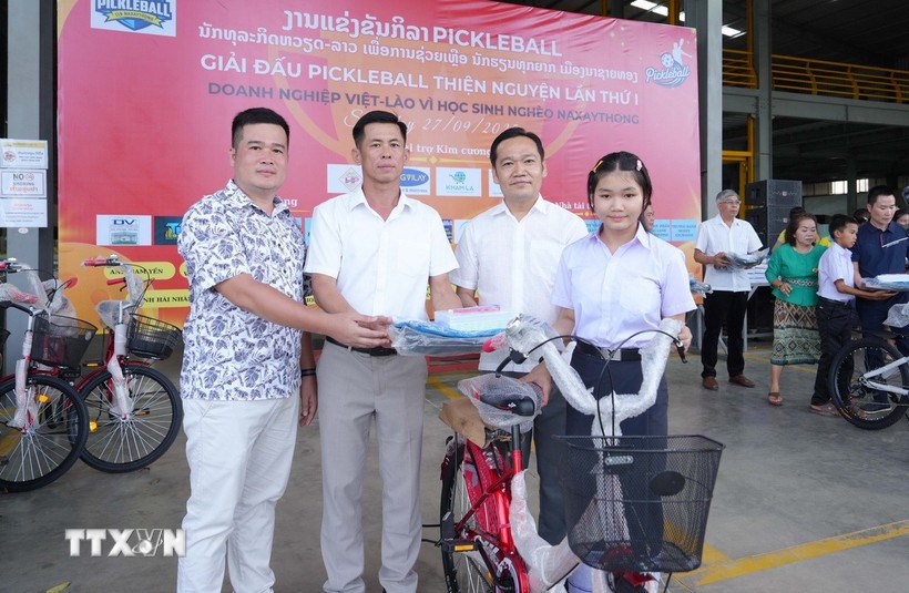 Tặng xe đạp và quà cho học sinh Lào khó khăn Tặng xe đạp và quà cho học sinh Lào khó khăn