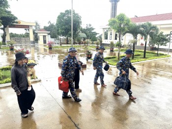 Trạm ra đa Hải quân tiếp nhận người dân đến tránh bão