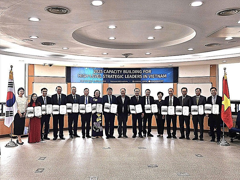 The Vietnamese delegation at the closing ceremony of the training course. (Photo: VNA) The Vietnamese delegation at the closing ceremony of the training course. (Photo: VNA)