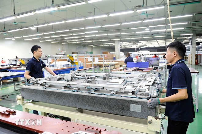 Production activities at Hyundai Aluminum Vina Co., Ltd. (RoK-invested) in Pho Noi A Industrial Park, Hung Yen. (Photo: Manh Khanh/VNA)