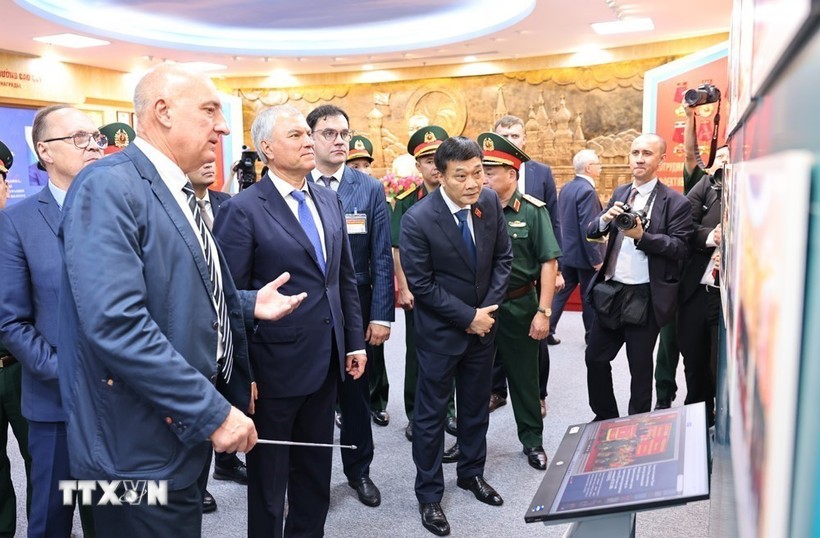 Chủ tịch Duma Quốc gia Nga Vyacheslav Volodin thăm phòng truyền thống của Trung tâm Nhiệt đới Việt – Nga. (Ảnh: Minh Đức/TTXVN) Chủ tịch Duma Quốc gia Nga Vyacheslav Volodin thăm phòng truyền thống của Trung tâm Nhiệt đới Việt – Nga. (Ảnh: Minh Đức/TTXVN)
