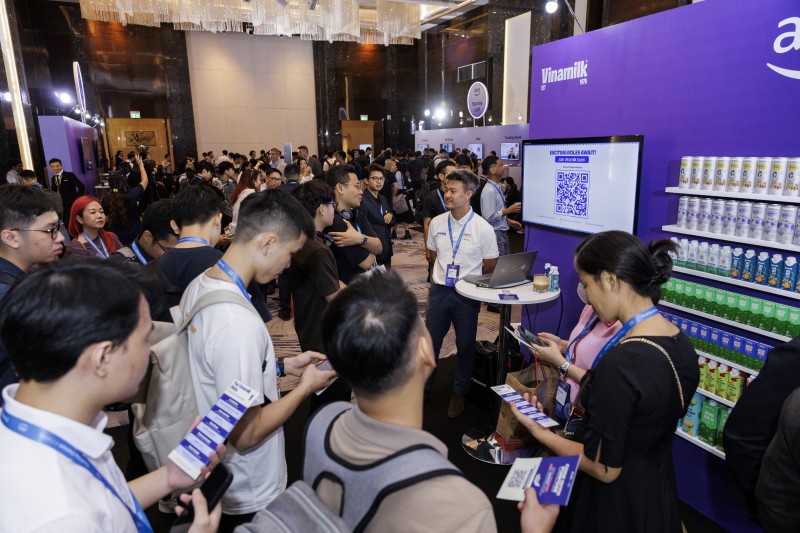 Ảnh 1A hoặc 1B: Gian hàng Vinamilk thu hút sự quan tâm của nhiều khách tham dự tại sự kiện AWS Cloud Day Việt Nam 2025 (Ảnh: AWS). Ảnh 1A hoặc 1B: Gian hàng Vinamilk thu hút sự quan tâm của nhiều khách tham dự tại sự kiện AWS Cloud Day Việt Nam 2025 (Ảnh: AWS).
