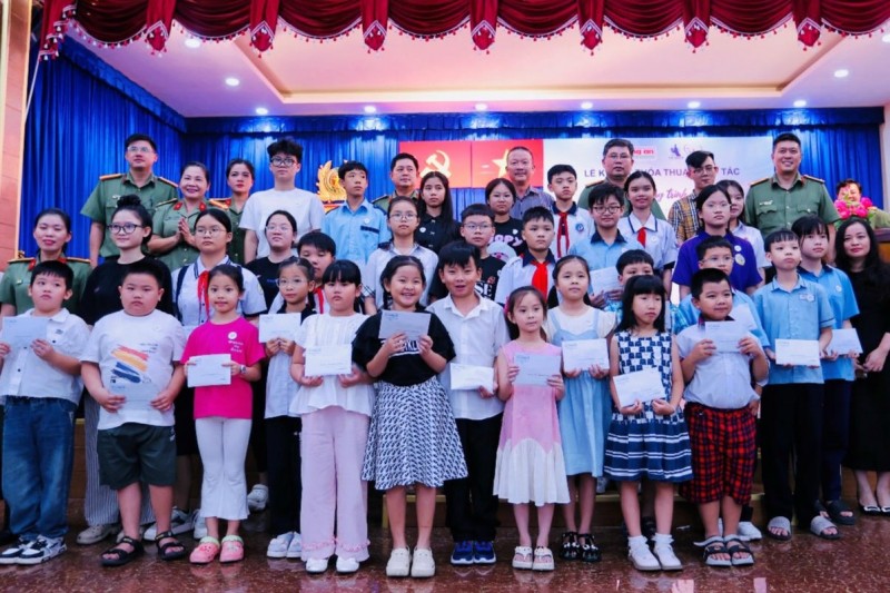 Các em học sinh hân hoan nhận học bổng 9 tháng đầu năm 2025 tại chương trình.