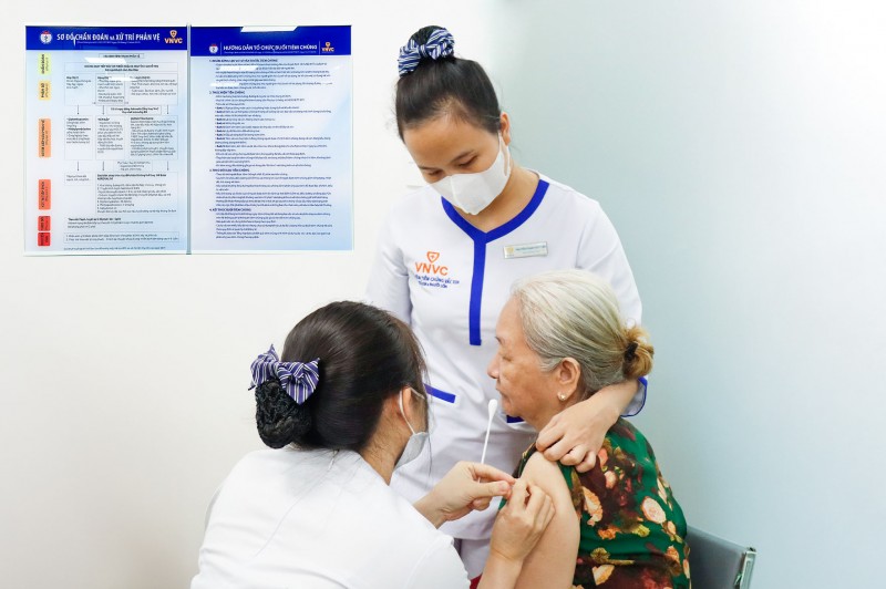 Người lớn tuổi có nguy cơ cao mắc các bệnh viêm đường hô hấp và trở nặng tiêm vắc xin phòng bệnh tại VNVC. Ảnh: Mộc Thảo Người lớn tuổi có nguy cơ cao mắc các bệnh viêm đường hô hấp và trở nặng tiêm vắc xin phòng bệnh tại VNVC. Ảnh: Mộc Thảo