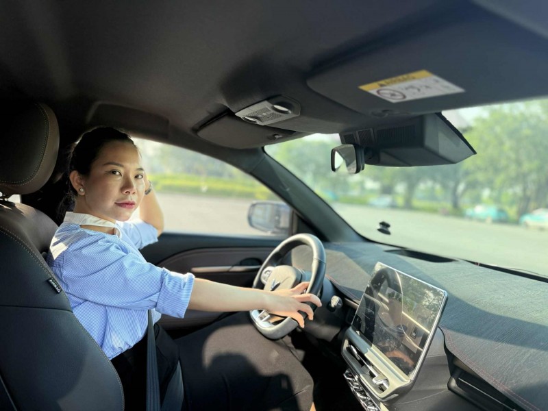 Chị Loan cho rằng các tính năng ADAS trên xe VF 6 giúp chị tự tin cầm lái quãng đường dài. Chị Loan cho rằng các tính năng ADAS trên xe VF 6 giúp chị tự tin cầm lái quãng đường dài.