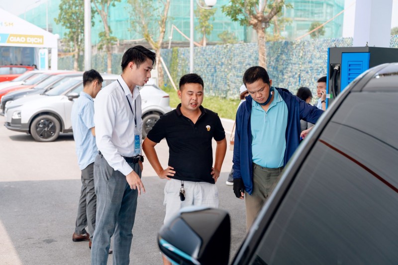 Chuyển từ xe xăng sang VF 8 “lướt” của Green Future, chủ xe khẳng định: “Mọi thứ minh bạch và rõ ràng” Chuyển từ xe xăng sang VF 8 “lướt” của Green Future, chủ xe khẳng định: “Mọi thứ minh bạch và rõ ràng”