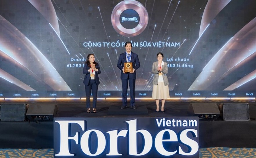 Mr. Nguyễn Quốc Khánh – Executive Director of Research & Development at Vinamilk receives the award for Top 50 Best-Listed Companies in Vietnam – Photo: Forbes Vietnam Mr. Nguyễn Quốc Khánh – Executive Director of Research & Development at Vinamilk receives the award for Top 50 Best-Listed Companies in Vietnam – Photo: Forbes Vietnam