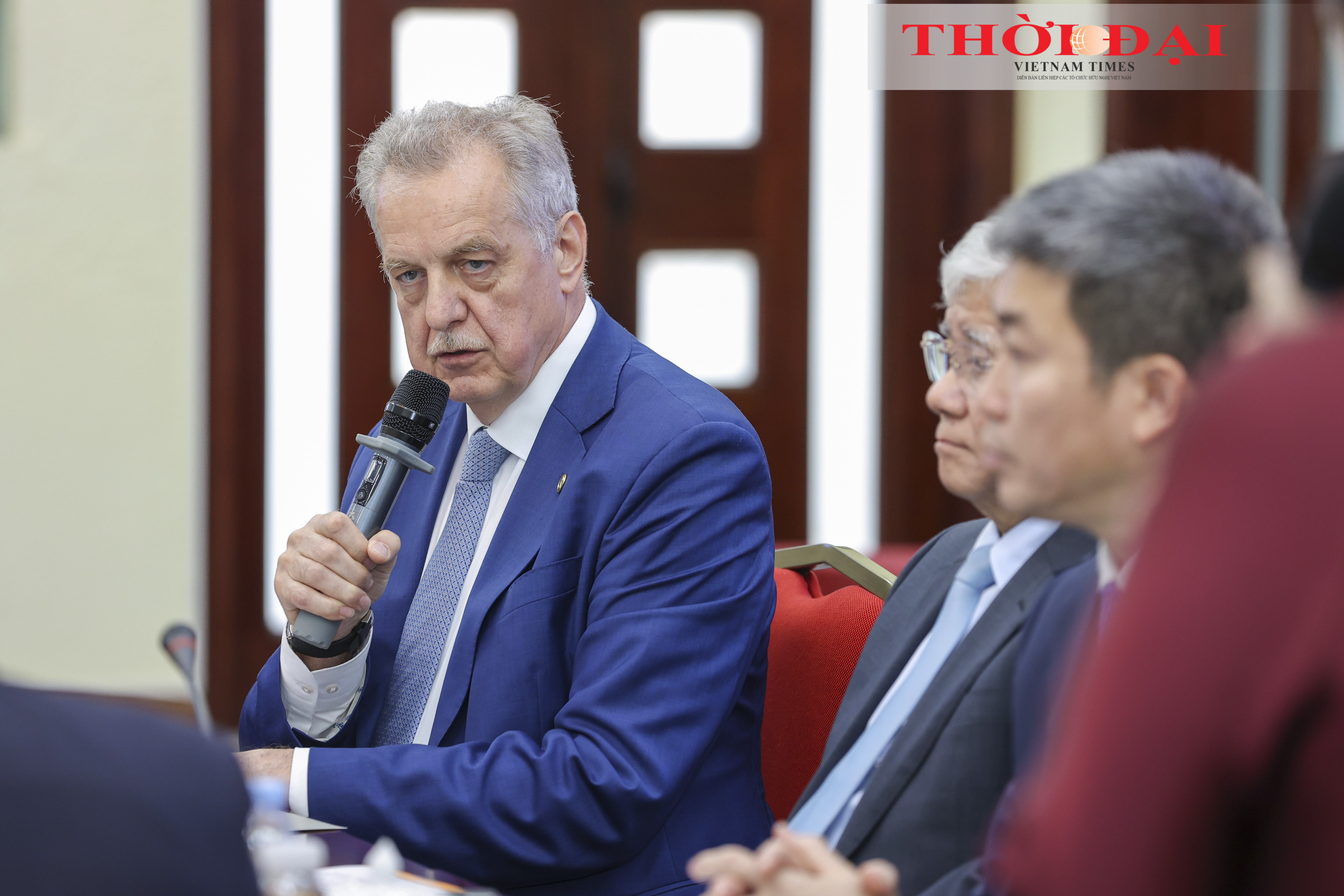 Ông Evgeny Grigoriev, Chủ tịch Ủy ban Đối ngoại Saint Petersburg, chia sẻ tại buổi gặp gỡ. (Ảnh: Đinh Hòa) Ông Evgeny Grigoriev, Chủ tịch Ủy ban Đối ngoại Saint Petersburg, chia sẻ tại buổi gặp gỡ. (Ảnh: Đinh Hòa)