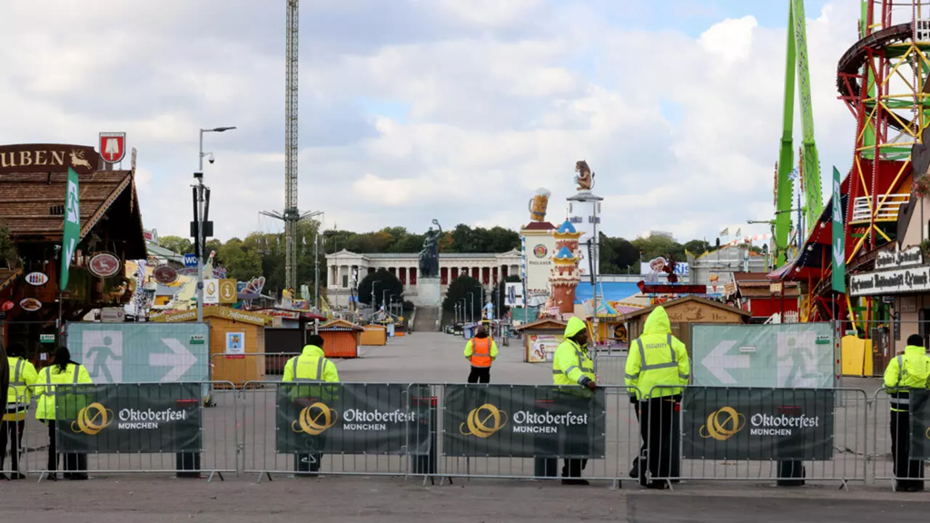 Các nhân viên an ninh tại khu vực Lễ hội bia Oktoberfest ngày 1/10/2025 tại Munich. Ảnh: AFP Các nhân viên an ninh tại khu vực Lễ hội bia Oktoberfest ngày 1/10/2025 tại Munich. Ảnh: AFP
