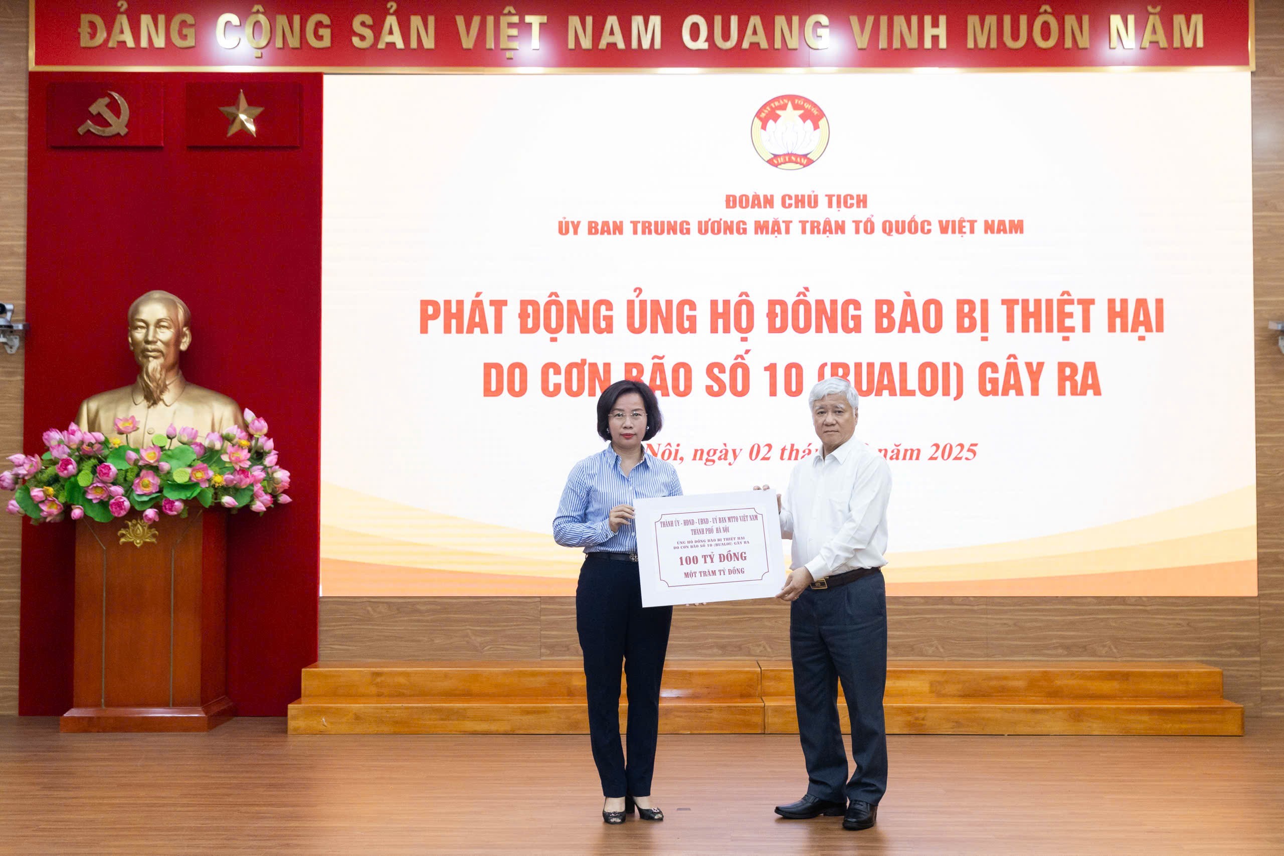 Ủy viên Bộ Chính trị, Bí thư Trung ương Đảng, Chủ tịch Ủy ban Trung ương MTTQ Việt Nam Đỗ Văn Chiến tiếp nhận ủng hộ 